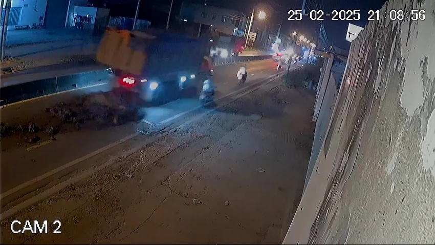 Xe ben đổ nhiều tấn bùn đất ra đường, nhiều người đi xe máy trượt té ở Hóc Môn