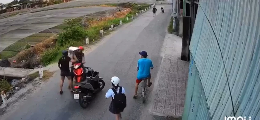Va quẹt giao thông, người đàn ông bị đấm liên tiếp vào mặt