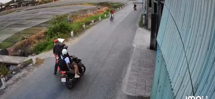 va-quet-giao-thong-nguoi-dan-ong-bi-dam-lien-tiep-vao-mat.jpg
