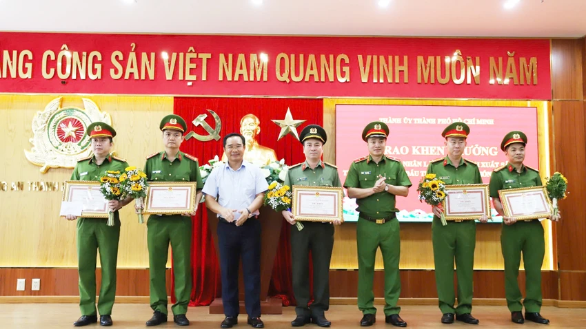 11-tap-the-15-ca-nhan-duoc-thanh-uy-tp-hcm-khen-thuong-4.jpg
