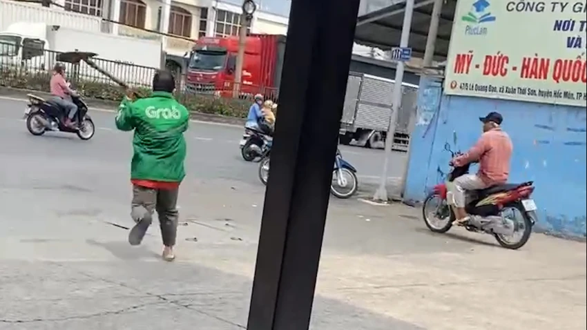 tai-xe-xe-om-truyen-thong-danh-nhau-voi-nguoi-mac-do-xe-om-cong-nghe-76.jpg