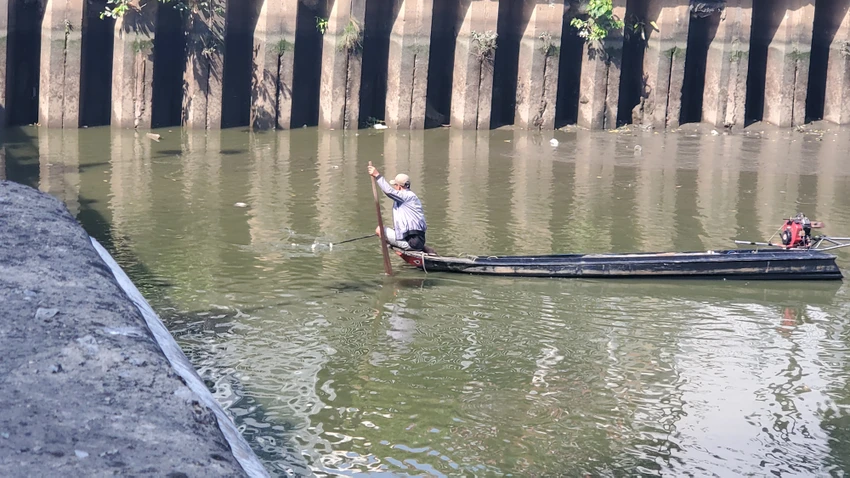 4-ghe-may-than-nhien-chich-dien-bat-ca-tren-kenh-nhieu-loc-thi-nghe-3.jpg