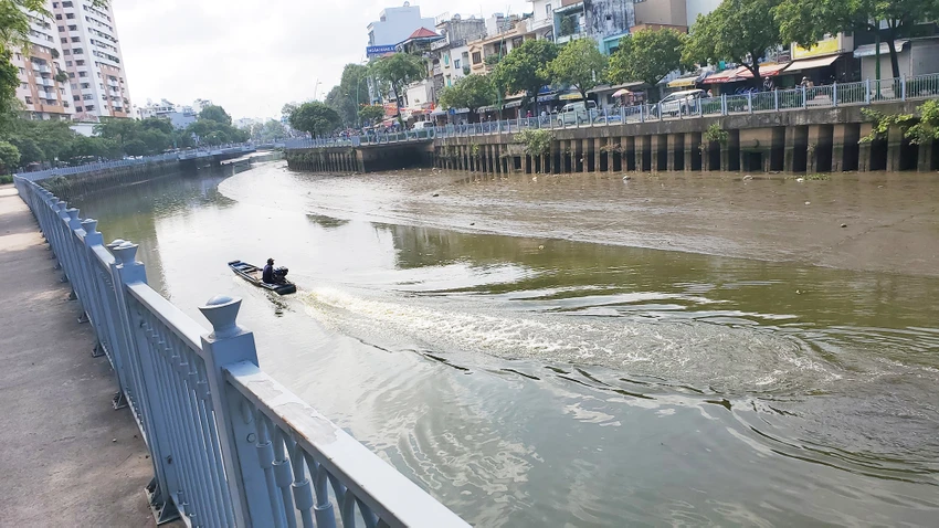 4-ghe-may-than-nhien-chich-dien-bat-ca-tren-kenh-nhieu-loc-thi-nghe.jpg