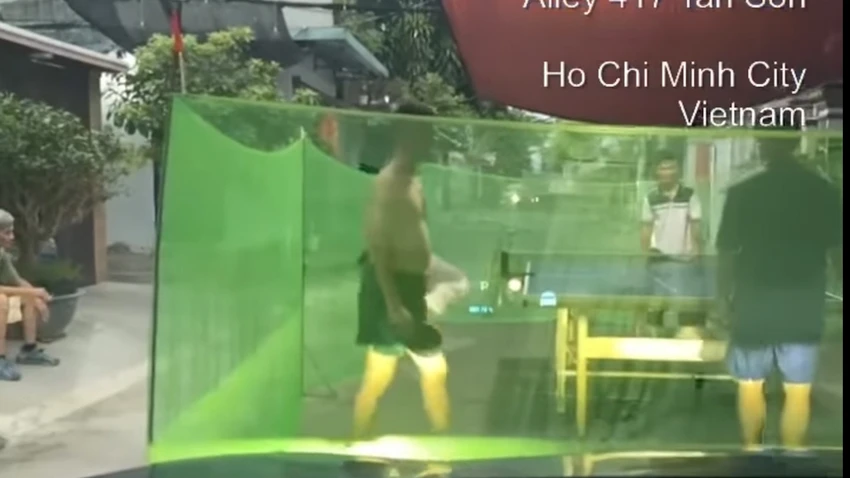 4 người dựng bàn, căng lưới chơi bóng bàn giữa đường