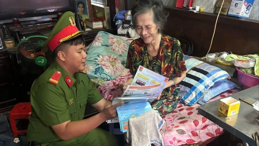 canh-sat-dong-loat-ra-quan-huong-dan-chu-tro-khac-phuc-vi-pham-ve-pccc.jpg