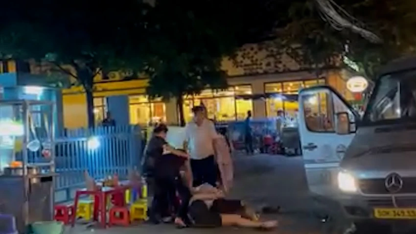 3 người đánh nhau túi bụi ở đường Trường Chinh