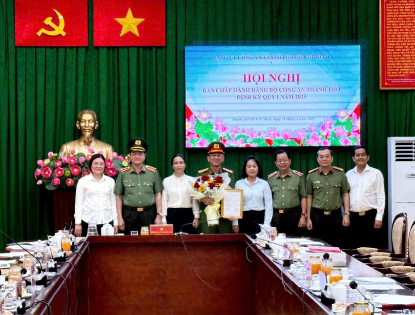 trao-quyet-dinh-chi-dinh-dai-ta-tran-hong-minh-la-uy-vien-ban-thuong-vu-dang-uy-cong-an-tp-hcm (1).jpg