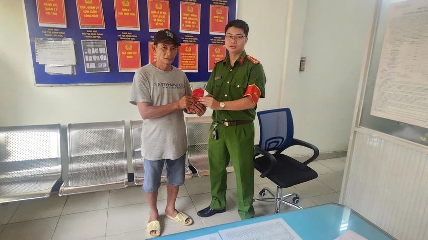 cong-an-tim-chu-bao-li-xi-chua-45-to-500-ngan-do-nguoi-ban-banh-mi-nhat-duoc.jpg