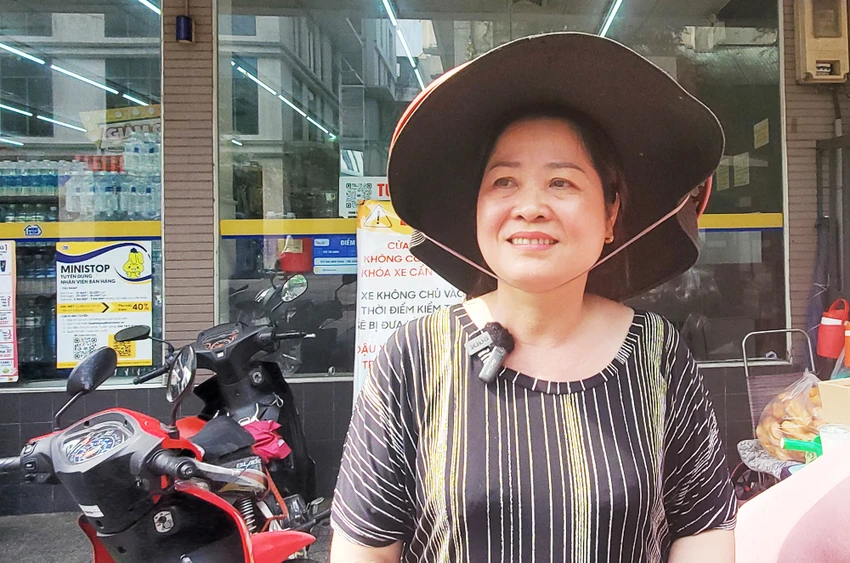 'Tôi đi đường rớt 10 ngàn còn xót' - anh bán bánh mì nhặt bao lì xì hơn 22 triệu tìm người trả lại