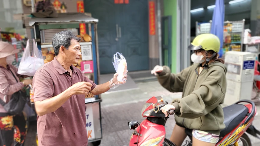 'Tôi đi đường rớt 10 ngàn còn xót' - anh bán bánh mì nhặt bao lì xì hơn 22 triệu tìm người trả lại