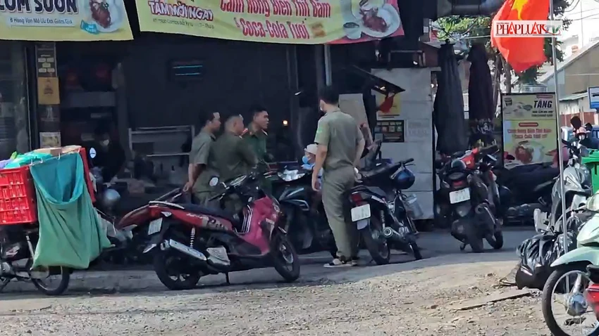 Xe máy hư hỏng nằm gần giao lộ ở quận 12, chưa rõ chủ nhân