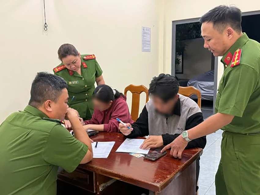 doi-nam-nu-thanh-nien-dan-dung-canh-quay-clip-dieu-binh-thi-mat-dien-thoai-3.jpg