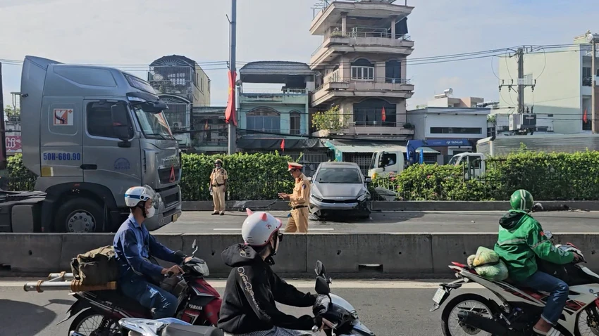 va-cham-xe-container-o-to-bon-cho-xoay-vong-tren-duong-do-muoi-g-1.jpg