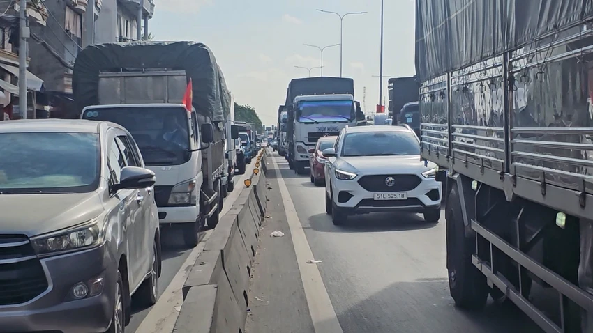va-cham-xe-container-o-to-bon-cho-xoay-vong-tren-duong-do-muoi-giao-thong-un-u-2.jpg