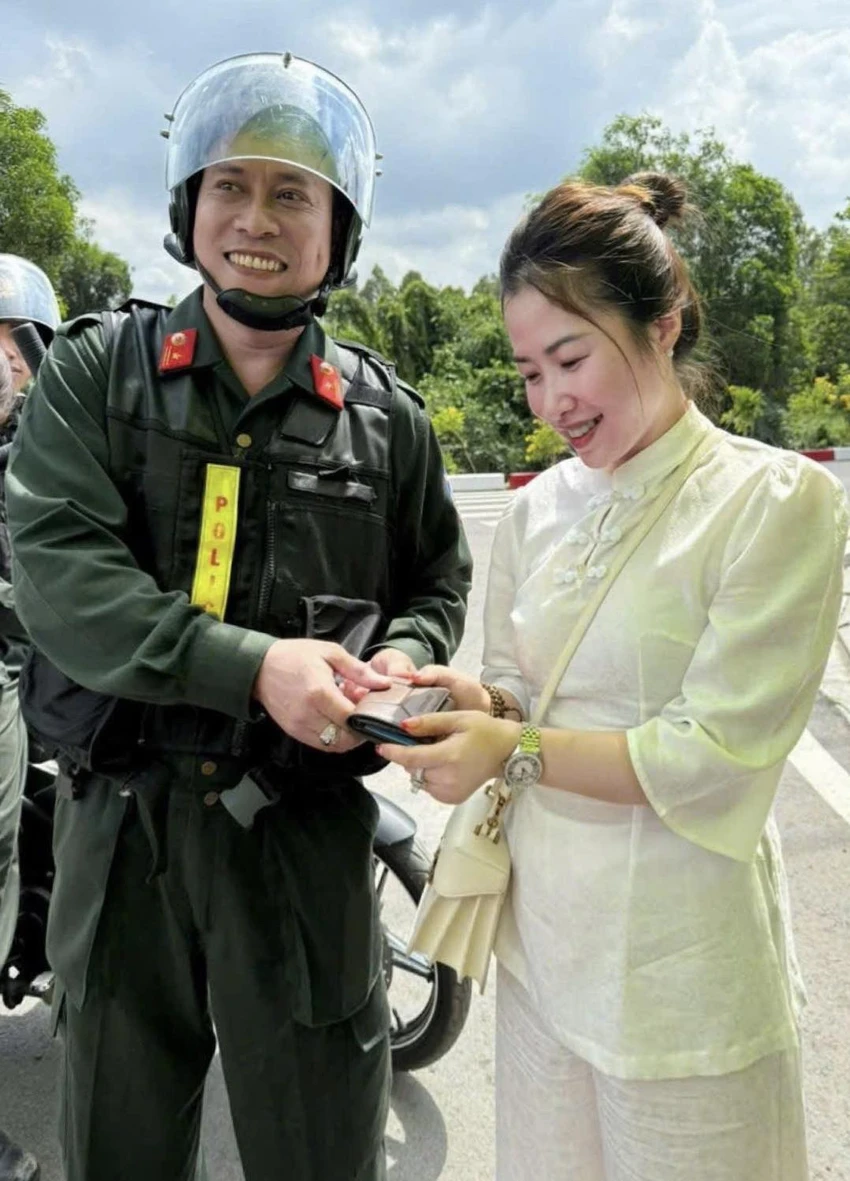 Thiếu tá cảnh sát cơ động nhặt được ví, trao lại cho người đánh rơi khi đi chiêm bái xá lợi trái tim Bồ tát tại Công viên Láng Le, huyện Bình Chánh.