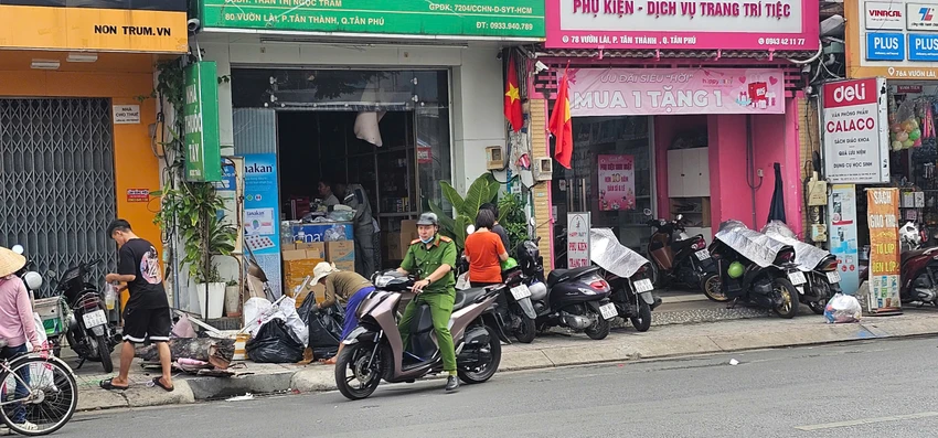 Cháy tiệm thuốc tây trên đường Vườn Lài, 2 người thoát kịp