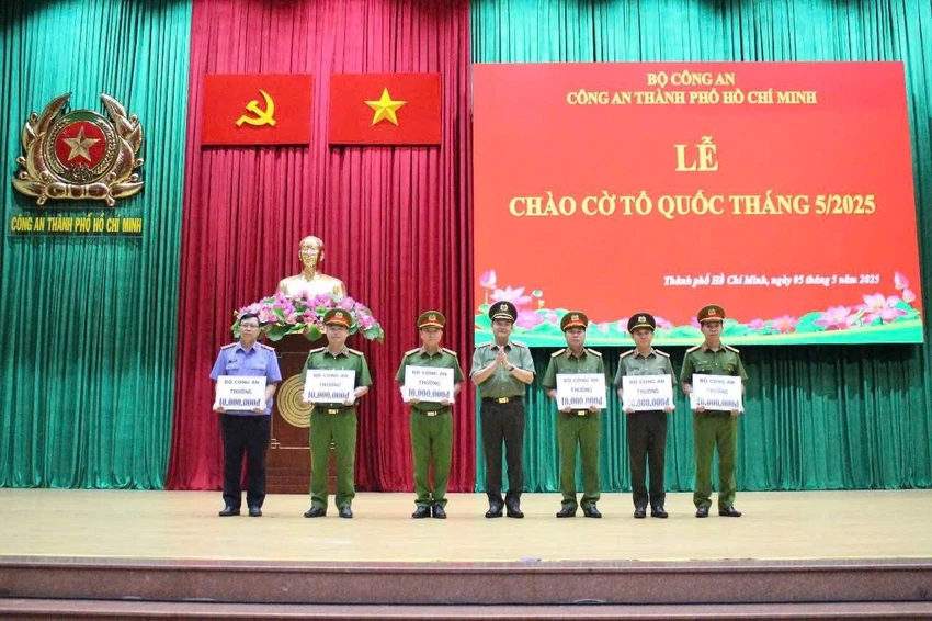 cong-an-tp-hcm-cong-bo-thu-khen-va-trao-thuong-cua-bo-cong-an-doi-voi-06-tap-the (3).jpg