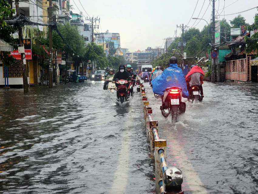 mua-lon-sang-som-nhieu-tuyen-duong-tp-hcm-ngap-nang-6.jpg