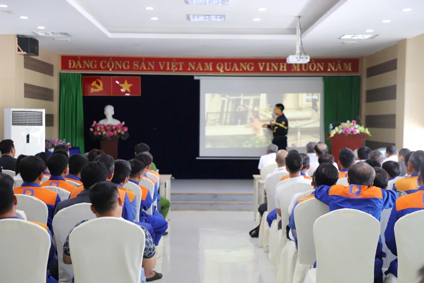 Hơn 200 tài xế xe bồn, nhân viên cây xăng ở TP.HCM được huấn luyện PCCC
