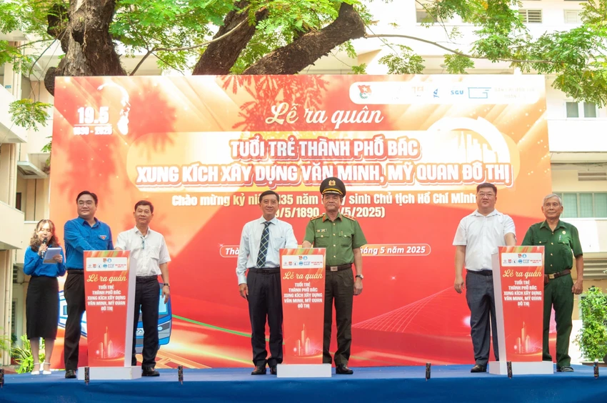 Công an TP.HCM phối hợp phát động Lễ ra quân Tuổi trẻ thành phố Bác xung kích xây dựng văn minh, mỹ quan đô thị. Ảnh: CA