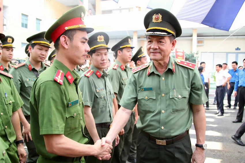 cong-an-lan-theo-to-roi-quang-cao-bat-2-nguoi-o-tp-ha-noi-cho-vay-lai-nang-3.jpg