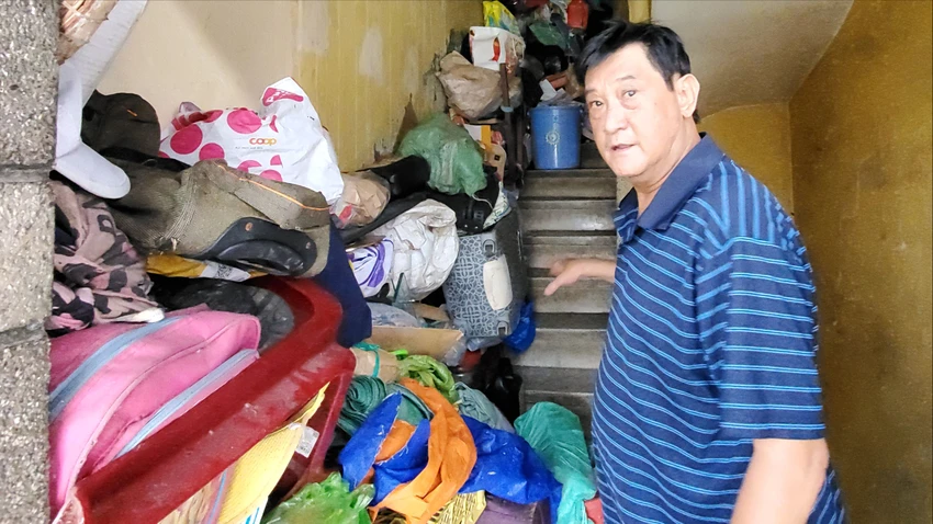 Một người tích trữ ve chai ở nhà nhiều năm, cả chung cư nơm nớp lo cháy nổ