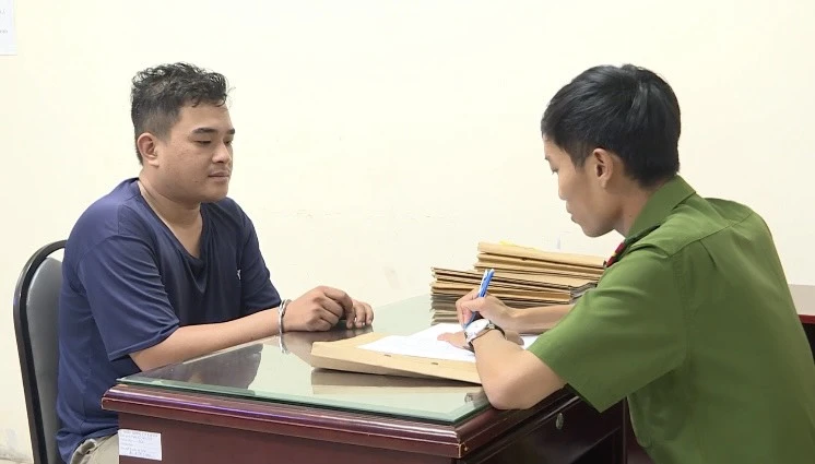nguoi-di-xe-may-keo-csgt-tren-duong-va-mot-nguoi-khac-bi-bat-giam-1.jpg
