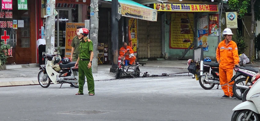 xe-dien-dang-chay-boc-chay-ngun-ngut-nhieu-canh-sat-vat-va-dap-lua-9.jpg