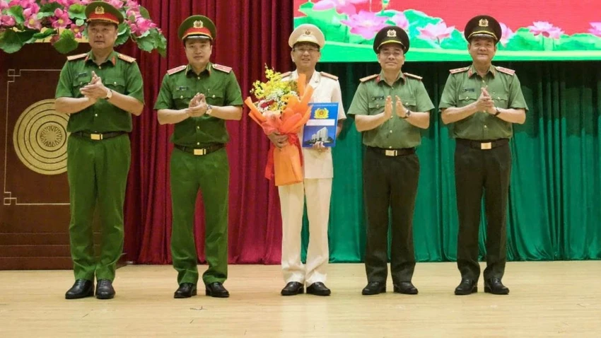 cong-an-tp-hcm-thang-ham-nang-luong-cho-hon-5-000-can-bo-chien-si-va-chi-huy.jpg