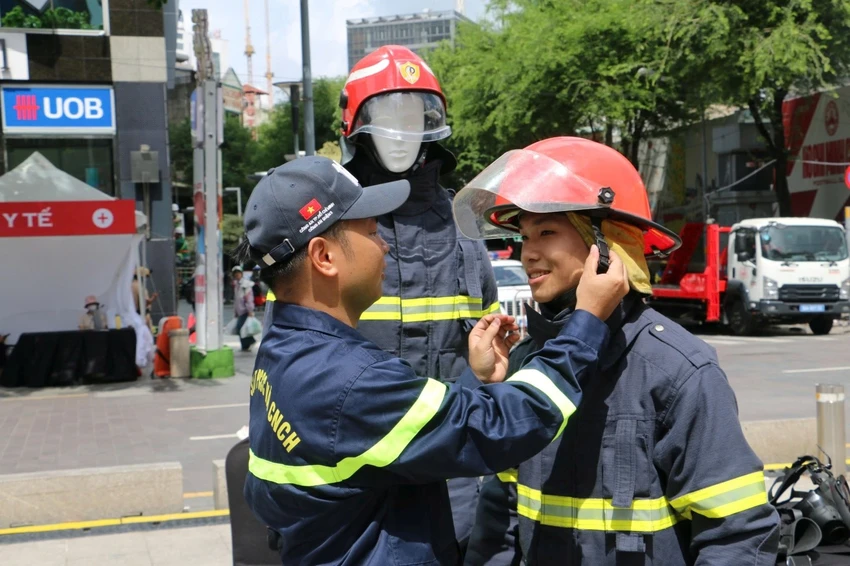 trung-tuong-nguyen-tuan-anh-thi-sat-viec-trai-nghiem-pccc-tren-pho-di-bo-nguyen-hue (17).jpg