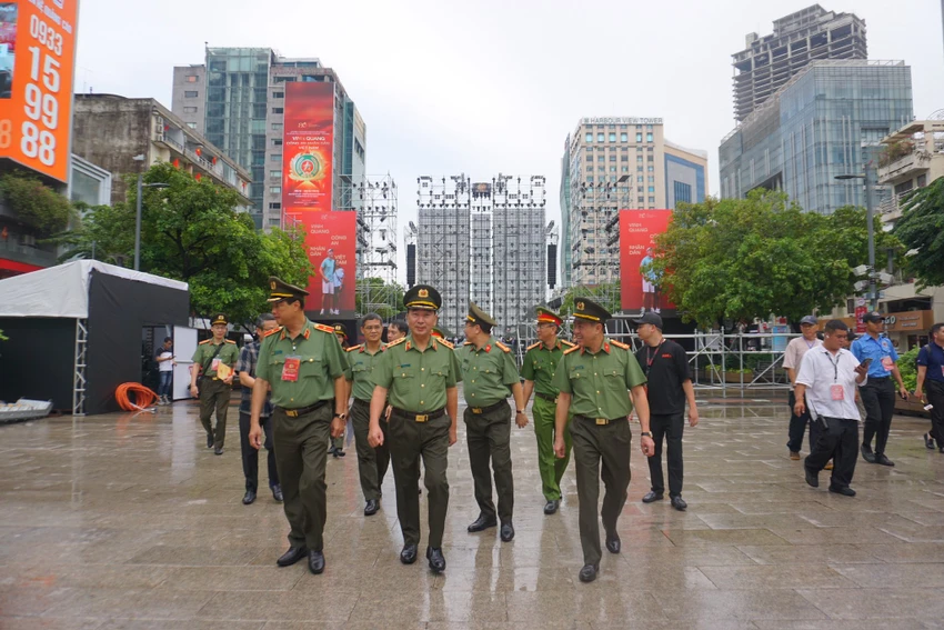 thu-truong-tran-quoc-to-kiem-tra-chuong-trinh-vinh-quang-cong-an-nhan-dan-viet-nam (1).jpg