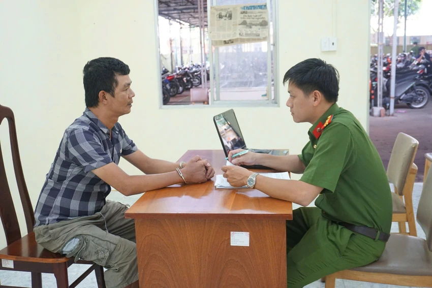 bat-2-nguoi-bien-tap-lai-loi-ba-phuong-hang-xuyen-tac-ve-trung-tuong-le-hong-nam (1).jpg