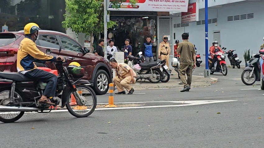 va-cham-lien-hoan-2-o-to-va-1-xe-may-mot-nguoi-bi-thuong-o-tan-phu-13.jpg