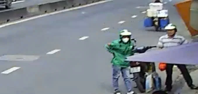 Xe tải lật trên đường Đỗ Mười, hai người thoát chết trong gang tấc
