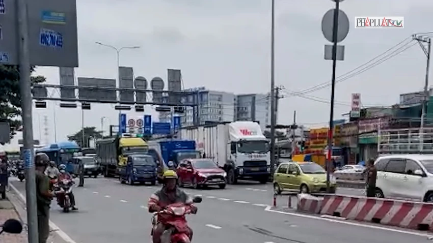 xe-tai-lat-tren-duong-do-muoi-hai-nguoi-thoat-chet-trong-gang-tac.jpg