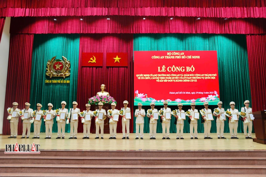 cong-bo-quyet-dinh-cua-bo-truong-bo-cong-an-va-giam-doc-cong-an-tp-hcm-ve-to-chuc-bo-may-va-cong-tac-can-bo (6).jpg