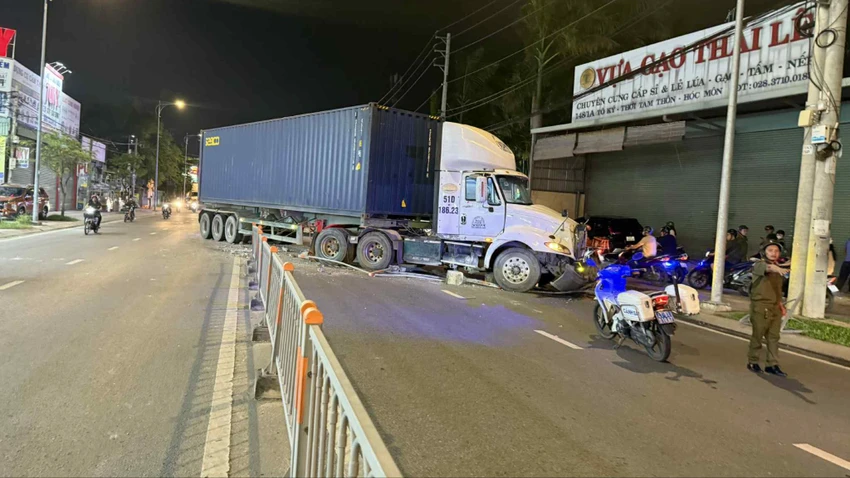 Container mất lái cày nát dải phân cách, chắn ngang đường ở xã Đông Thạnh