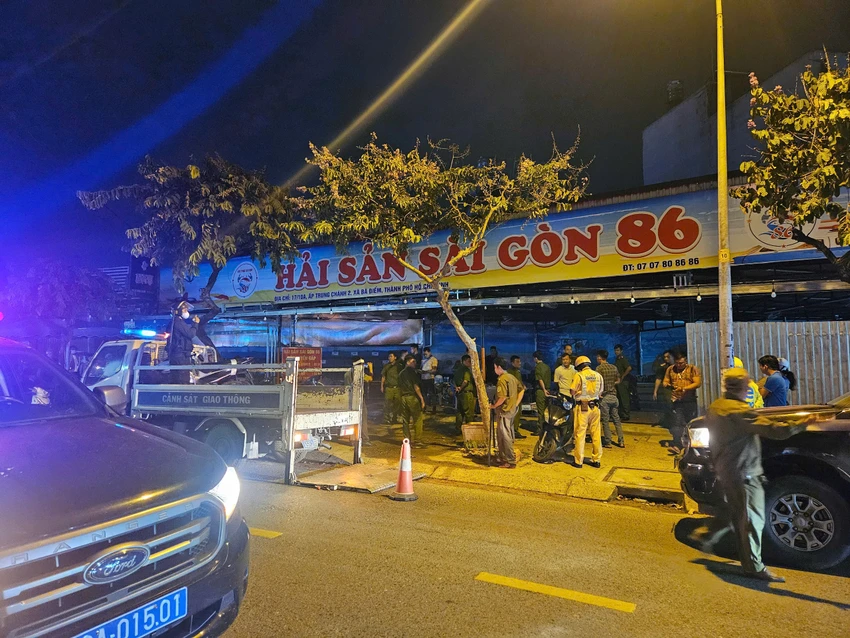 cong-an-khong-che-nhom-nguoi-chong-doi-csgt-do-nong-do-con.jpg