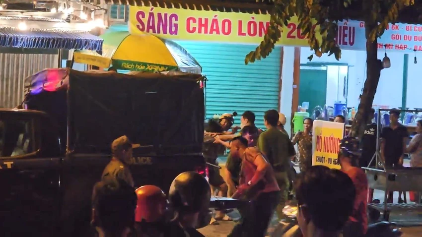 Công an khống chế nhóm người chống đối CSGT sau khi đo nồng độ cồn