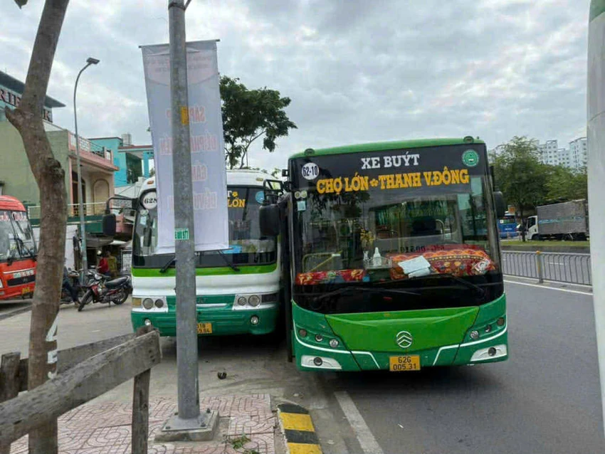 Làm rõ vụ 2 xe buýt nghi ép nhau khiến một xe lao lên vỉa hè đường Kinh Dương Vương