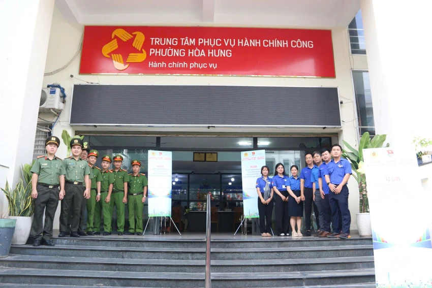 cong-an-tp-hcm-trien-khai-doi-hinh-xung-kich-ho-tro-thu-tuc-hanh-chinh-2-00.jpg