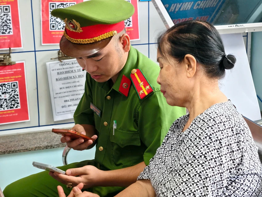 cong-an-tp-hcm-trien-khai-doi-hinh-xung-kich-ho-tro-thu-tuc-hanh-chinh-2-3.jpg