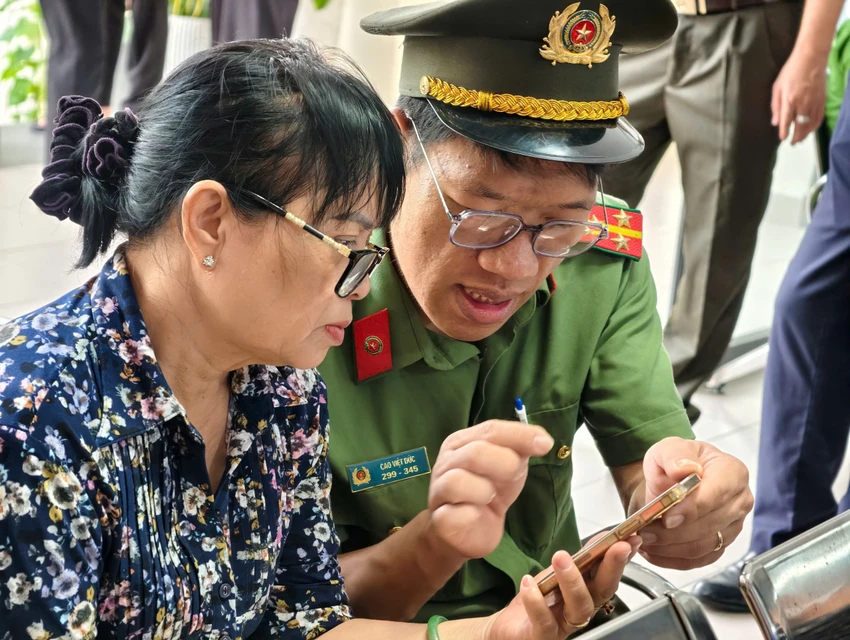 cong-an-tp-hcm-trien-khai-doi-hinh-xung-kich-ho-tro-thu-tuc-hanh-chinh-5.jpg