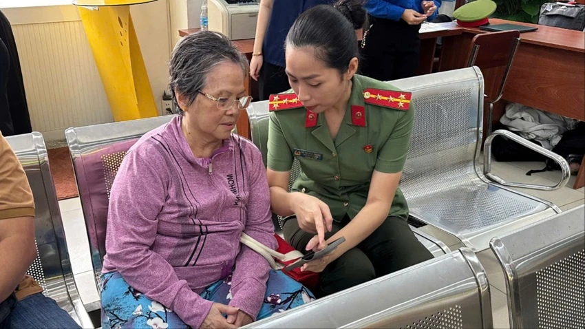 cong-an-tp-hcm-trien-khai-doi-hinh-xung-kich-ho-tro-thu-tuc-hanh-chinh-7.jpg