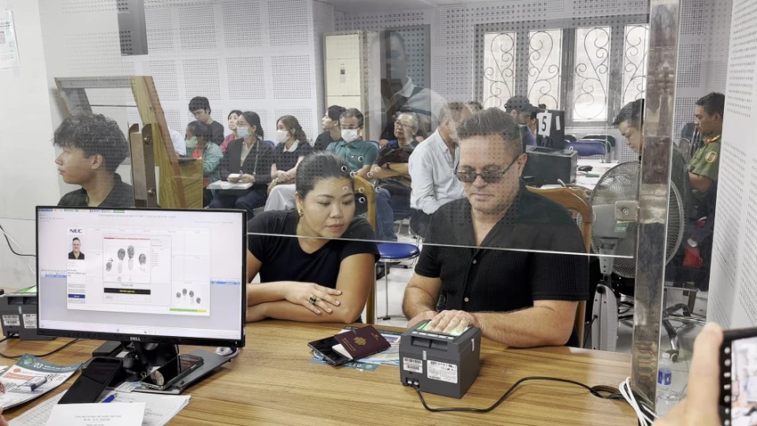 Tiện ích định danh điện tử: Người nước ngoài sử dụng như công dân Việt