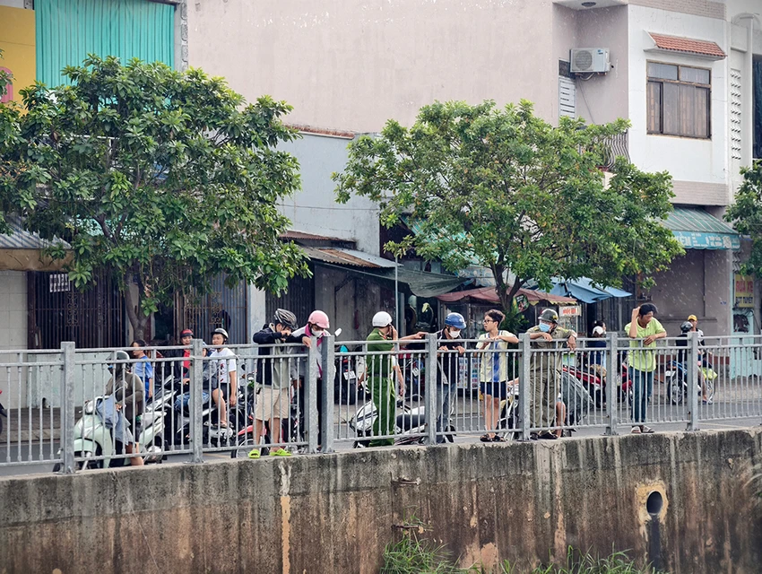 canh-sat-tim-bat-con-ca-sau-duoc-nguoi-dan-phat-hien-duoi-kenh-nuoc-den-3.jpg