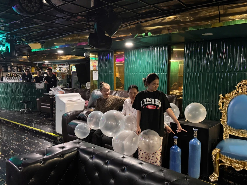 xuong-buon-ban-khi-cuoi-hang-tram-ti-nup-bong-bar-s-pub-tren-duong-bui-vien-54.jpg