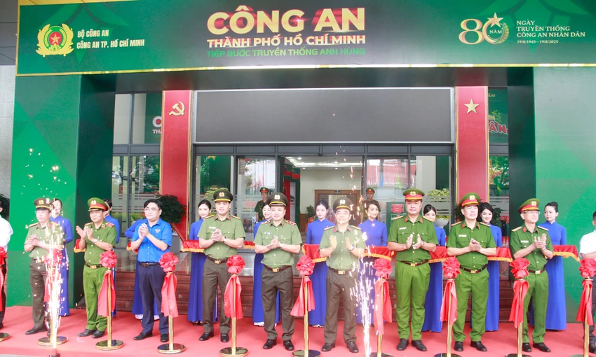 cong-an-tp-hcm-khai-mac-trien-lam-tiep-buoc-truyen-thong-anh-hung (4).jpg