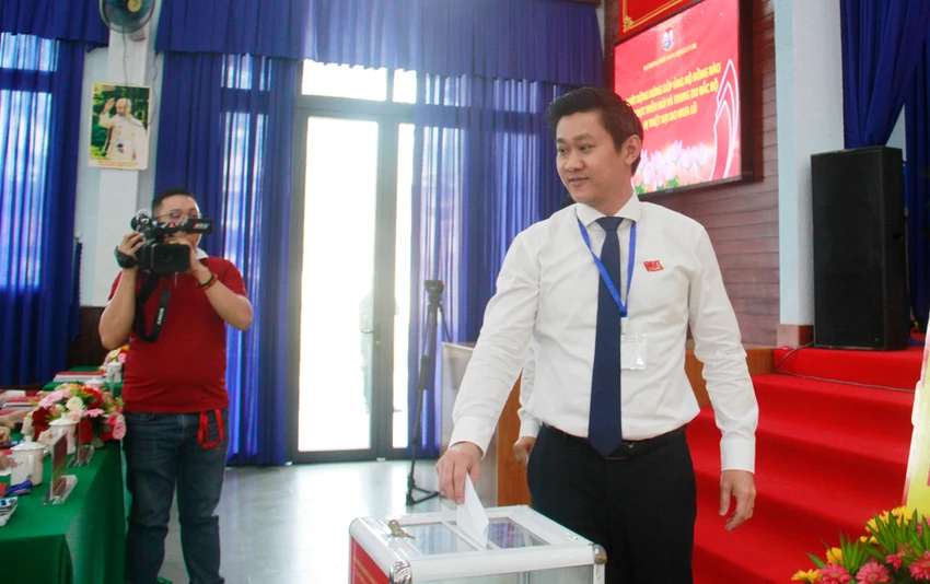 ong-hua-quoc-hung-lam-bi-thu-dang-uy-xa-cu-chi-tp-hcm.jpg