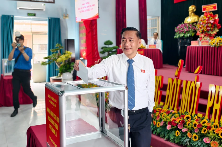 ong-nguyen-chi-dung-lam-bi-thu-dang-uy-xa-binh-my-75.jpg